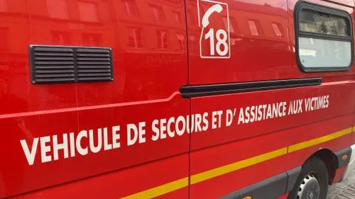 2 motards, non casqués, transportés à hôpital 